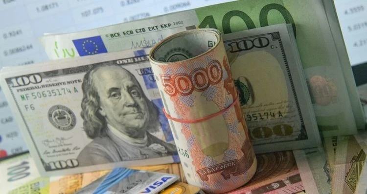 Рубль продолжает дешеветь, евро и юань подорожали: курс валют на 27 августа